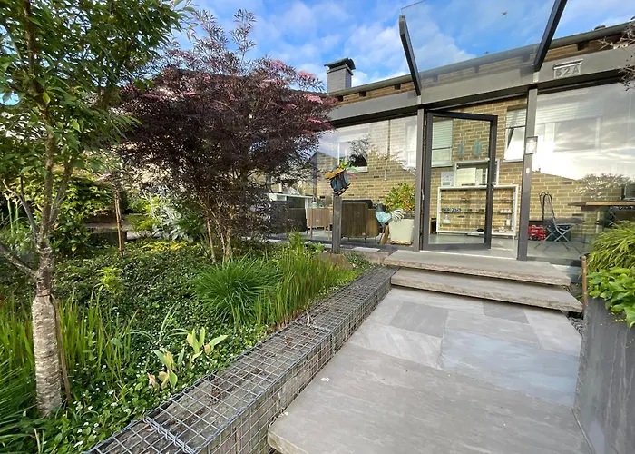 Zentrale Aber Ruhige Lage - Fuer Bis Zu 3 Personen *